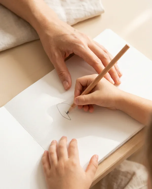 子どもに包丁の使い方を教える